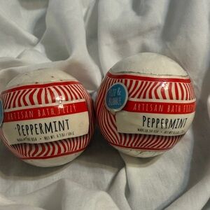 2 Fizz and bubble artesian bath fizzy peppermint scented bath bombs